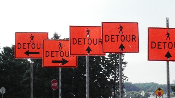 detour signs confusing-1180794_960_720_pixabay_cropped