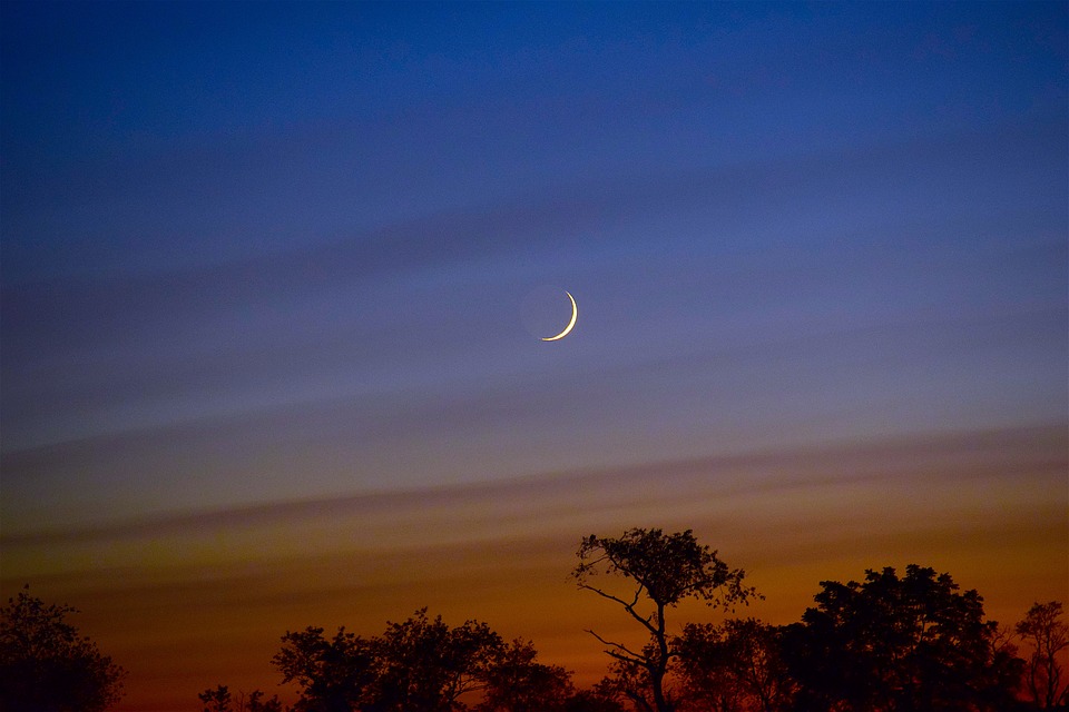 moon crescent sunset -2682274_960_720_pixabay