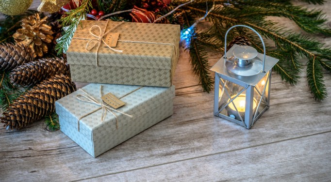 gifts boxes candle_pexels_cropped