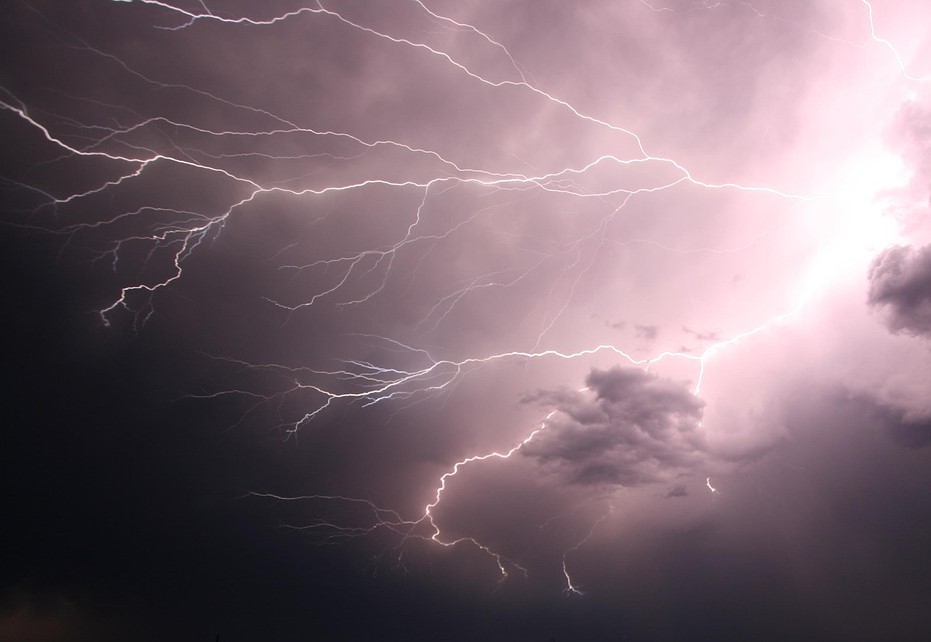 lightning-1056419_1280 WikimediaImages from Pixabay _cropped