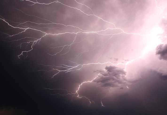 lightning-1056419_1280 WikimediaImages from Pixabay _cropped